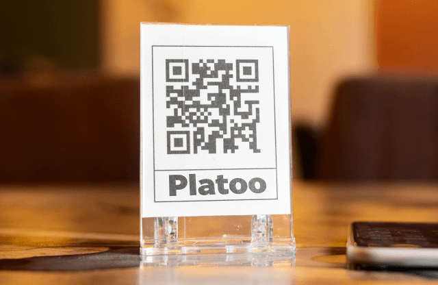 Platoo — cyfrowy system menu QR dla restauracji i kawiarni: przykład umieszczenia kodu QR na stole w celu natychmiastowego dostępu do menu bez instalacji aplikacji