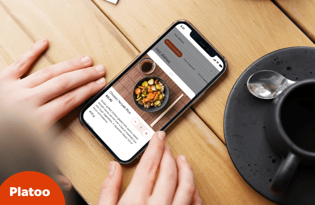 Przewaga interaktywnego menu QR Platoo nad PDF: błyskawiczne aktualizacje stop-listy, wizualna stymulacja zamówień przez zdjęcia dań i automatyczne tłumaczenie menu za pomocą AI