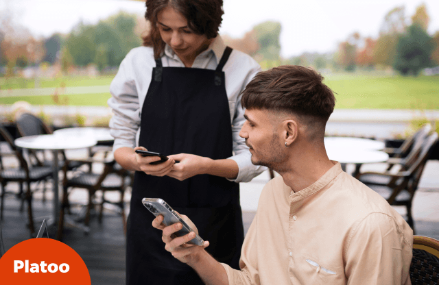 Integracja z mediami społecznościowymi i opinie klientów poprzez menu QR Platoo: goście mogą natychmiast odwiedzić Instagram i zostawić recenzję bezpośrednio ze swojego smartfona